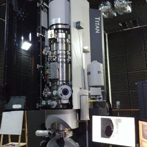 Microscópio eletrônico de transmissão de alta resolução FEI Titan 80-300kV com corretor de aberração esférica, monocromador e EELS